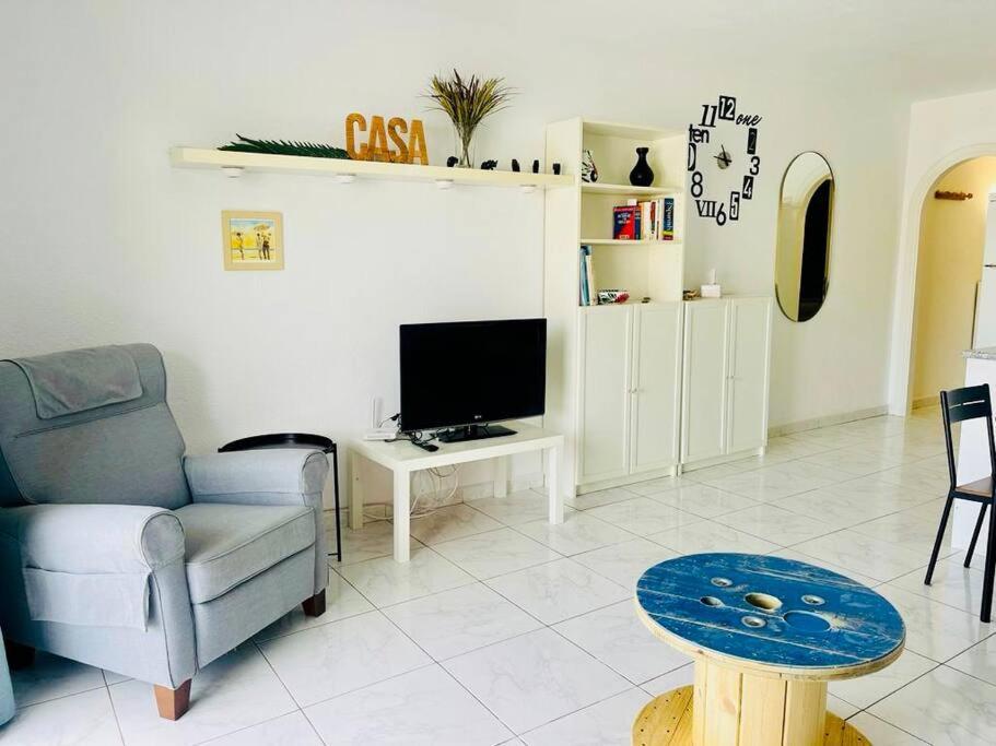 Comfy Home With Large Terrace Five Minutes From Ocean لوس كريستيانوس المظهر الخارجي الصورة