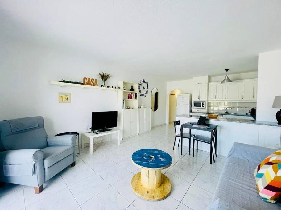 Comfy Home With Large Terrace Five Minutes From Ocean لوس كريستيانوس المظهر الخارجي الصورة
