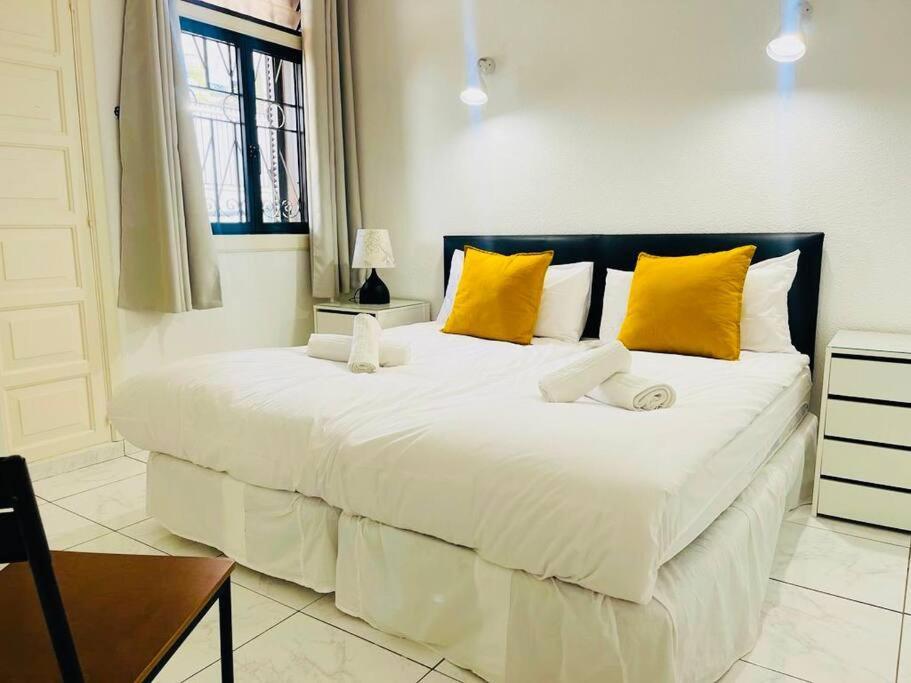Comfy Home With Large Terrace Five Minutes From Ocean لوس كريستيانوس المظهر الخارجي الصورة