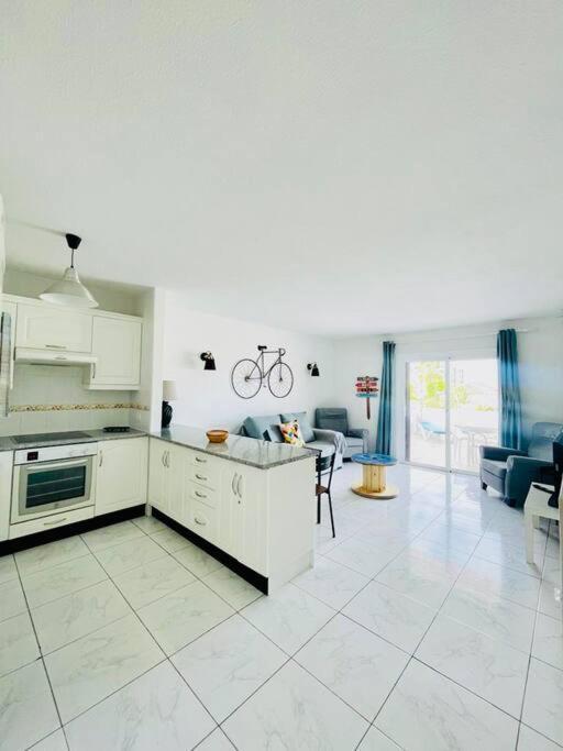 Comfy Home With Large Terrace Five Minutes From Ocean لوس كريستيانوس المظهر الخارجي الصورة