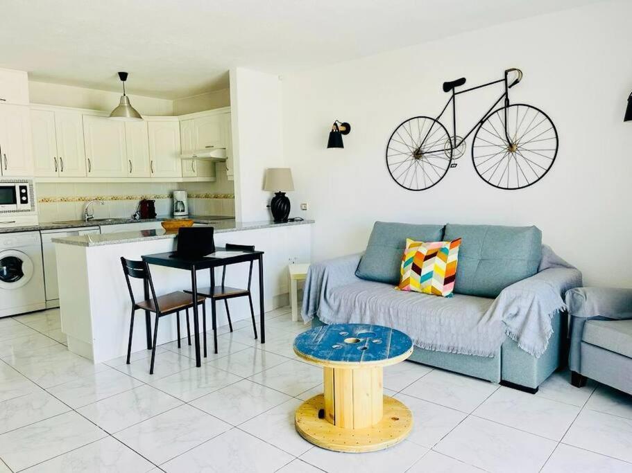 Comfy Home With Large Terrace Five Minutes From Ocean لوس كريستيانوس المظهر الخارجي الصورة